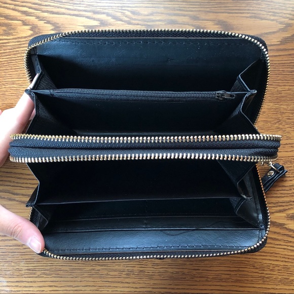 Embroidered Flower Wristlet 🌺🌿 - Picture 3 of 4